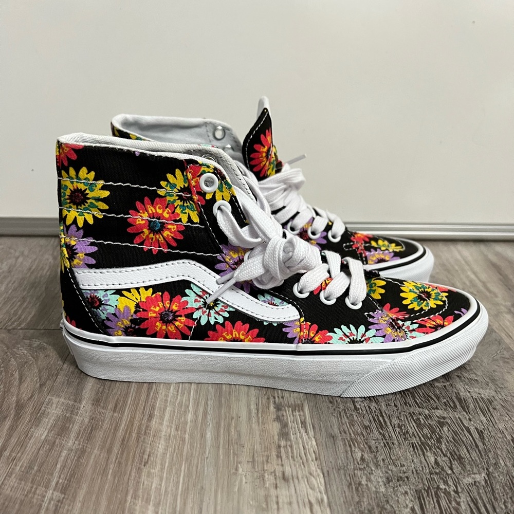 Vans high tops. Women’s 7.5/Men’s 6.